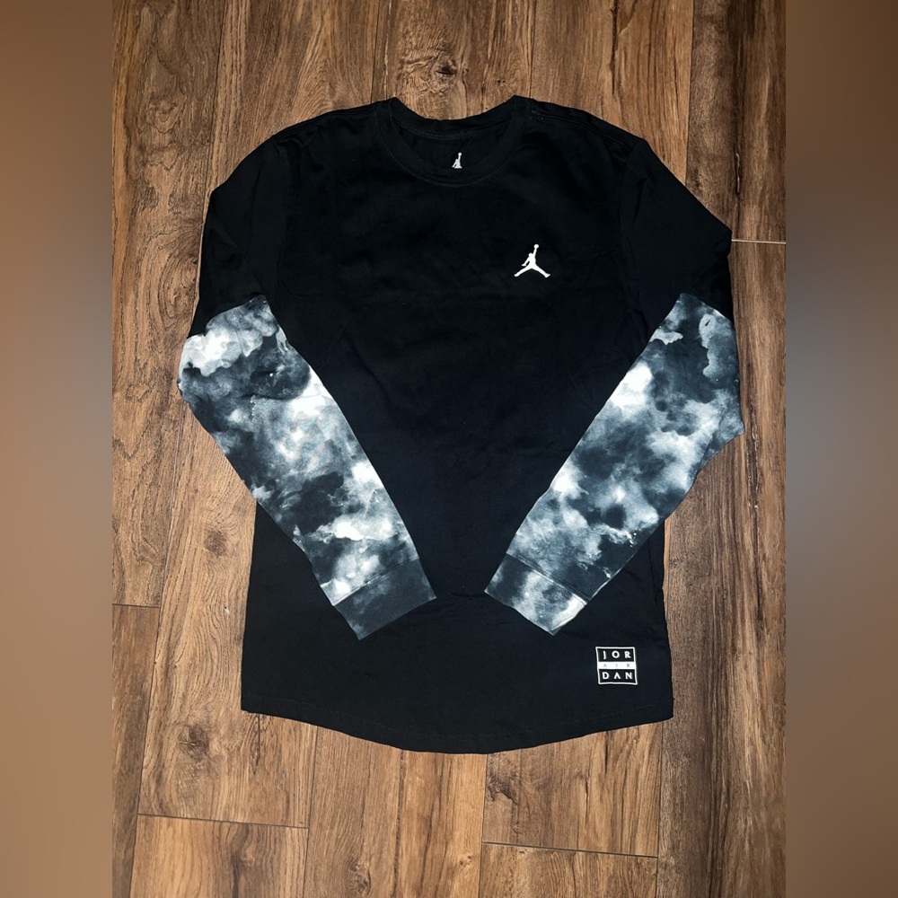 Men’s Size LARGE Jordan Long Sleeve Tee.